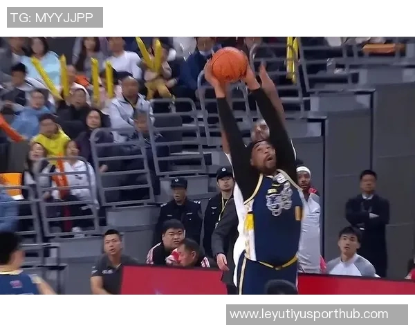 深圳外援史密斯半场表现抢眼四记三分助球队争胜 深圳外援史密斯半场表现抢眼四记三分助球队争胜