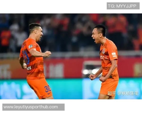 广东队追平中国香港陈伟禁区内巧妙过人后射门得分 广东队追平中国香港陈伟禁区内巧妙过人后射门得分