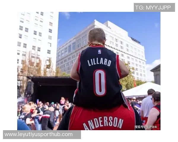 开拓者官方发布庆祝海报利拉德与杨瀚森携手替补席欢庆胜利 开拓者官方发布庆祝海报利拉德与杨瀚森携手替补席欢庆胜利